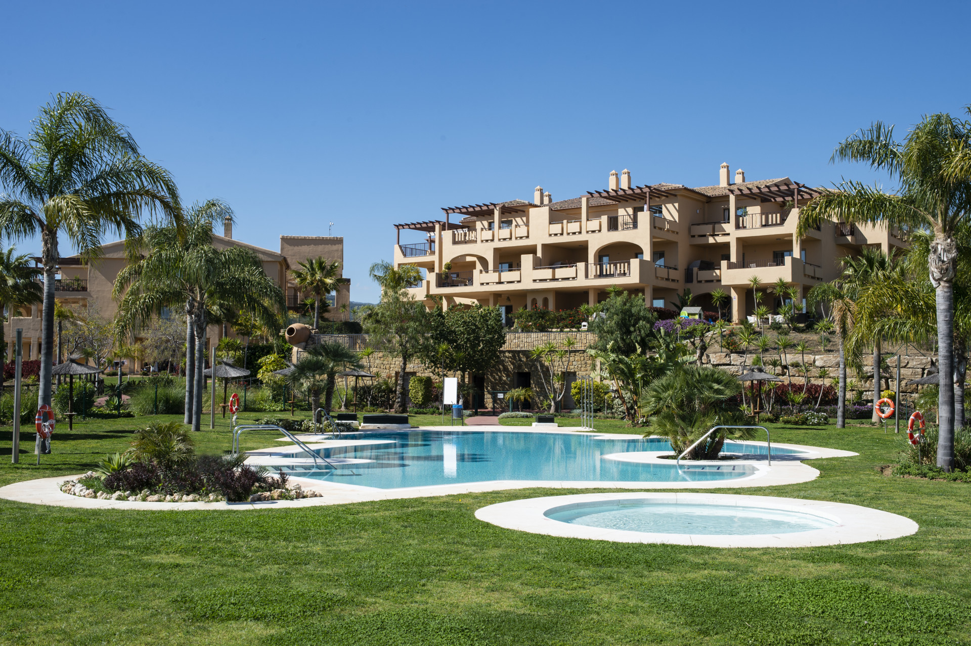 The Hacienda Collection: Apartments with sea views in La Alqueria, Benahavis
