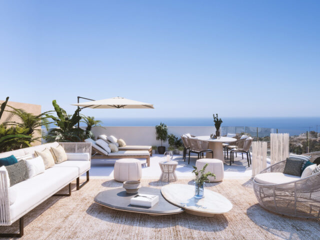 Spacious three bedroom penthouse with solarium with panoramic views to the Mediterranean.