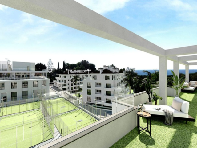 Spacious 90m2 penthouse with solarium with panoramic sea views in Calahonda.