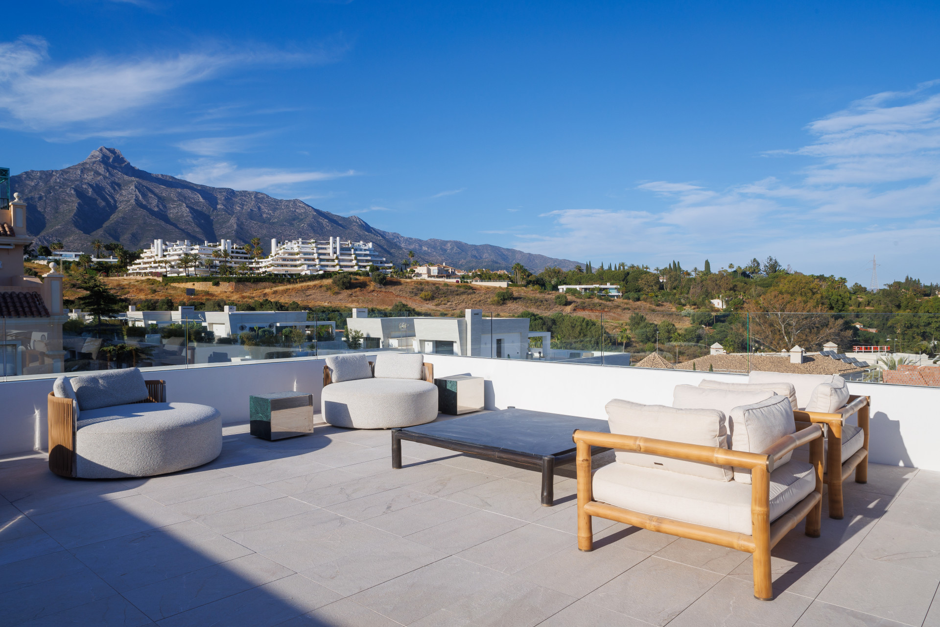 Duplex flat of more than 400 m2 with luxury finishes located in Marbella.