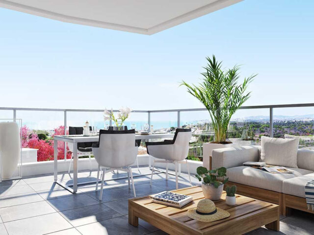 Spacious penthouse with terrace offering panoramic sea and mountain views in Mijas Costa.