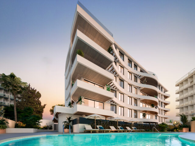 Marina Golden Bay: Two and three bedroom homes next to the port of Benalmádena.
