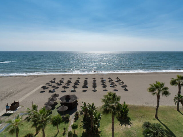 Sale of a 4 star hotel with 87 rooms on the beachfront and with high potential on the Costa del Sol